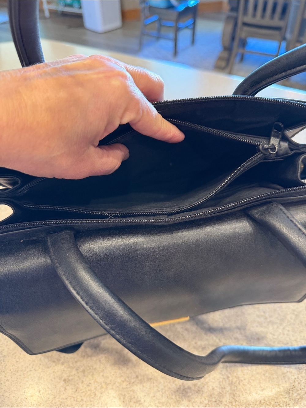 Black Leather Top-Handle Shoulder Bag w/ Gold Tone Lock & lots of organization - Picture 8 of 13